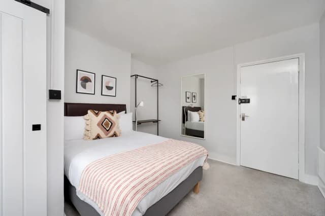 Studio with River Views in Finsbury 1