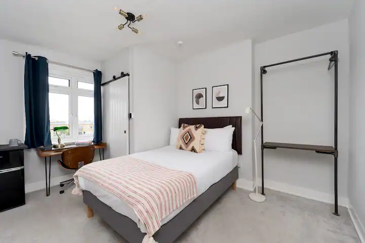 Studio with River Views in Finsbury 3